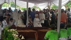 Suasana Haru Iringi Proses Pemakaman Titiek Puspa