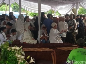 Suasana Haru Iringi Proses Pemakaman Titiek Puspa