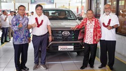 Toyota Serahkan Fortuner Buat Dioprek Anak SMK di Salatiga