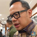 Wakil Menteri Dalam Negeri (Wamendagri) Bima Arya saat ditemui di kantor Kemenko Pangan, Jakarta, Jumat (11/4/2025). (CNBC Indonesia/Martyasari Rizky)