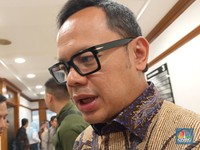 Wakil Menteri Dalam Negeri (Wamendagri) Bima Arya saat ditemui di kantor Kemenko Pangan, Jakarta, Jumat (11/4/2025). (CNBC Indonesia/Martyasari Rizky)