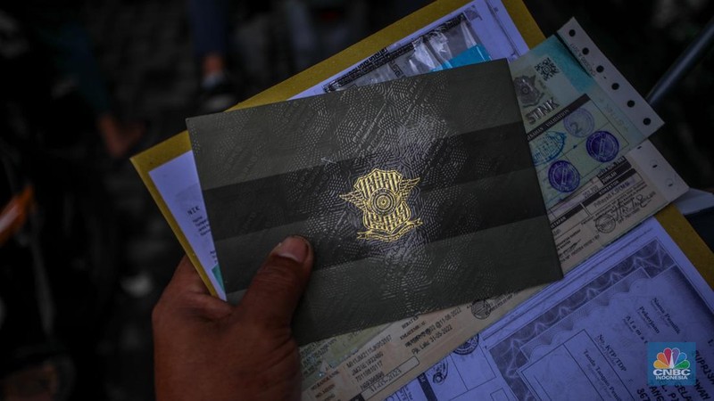 Warga antre untuk melakukan pemeriksaan fisik kendaraan wajib pajak untuk pengurusan pembayaran pajak kendaraan bermotor di kantor Samsat Ciputat, Tangerang Selatan, Banten, Jumat (11/4/2025). (CNBC Indonesia/Faisal Rahman)