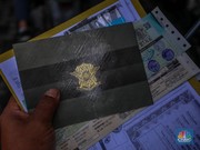 Warga antre untuk melakukan pemeriksaan fisik kendaraan wajib pajak untuk pengurusan pembayaran pajak kendaraan bermotor di kantor Samsat Ciputat, Tangerang Selatan, Banten, Jumat (11/4/2025). (CNBC Indonesia/Faisal Rahman)