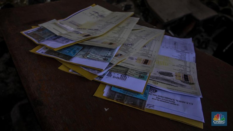 Warga antre untuk melakukan pemeriksaan fisik kendaraan wajib pajak untuk pengurusan pembayaran pajak kendaraan bermotor di kantor Samsat Ciputat, Tangerang Selatan, Banten, Jumat (11/4/2025). (CNBC Indonesia/Faisal Rahman)