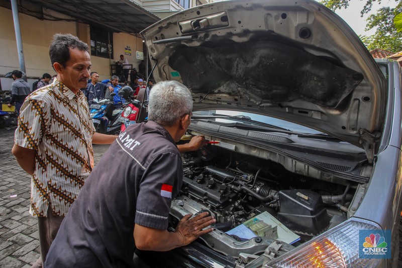 Warga antre untuk melakukan pemeriksaan fisik kendaraan wajib pajak untuk pengurusan pembayaran pajak kendaraan bermotor di kantor Samsat Ciputat, Tangerang Selatan, Banten, Jumat (11/4/2025). (CNBC Indonesia/Faisal Rahman)