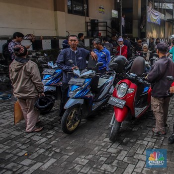 Warga Daerah Ini Rela Antre Panjang Demi Pemutihan Pajak Kendaraan