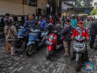 Warga Daerah Ini Rela Antre Panjang Demi Pemutihan Pajak Kendaraan