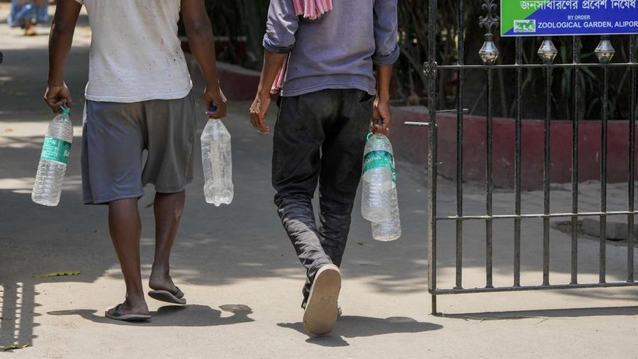 Air minum dalam kemasan (AP Photo/Bikas Das)