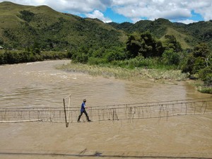 Pemkab Lutra dan Brimob Kerja Sama Perbaikan Jembatan Gantung di Pombakka