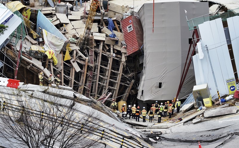 Kondisi suasana runtuhnya lokasi pembangunan rel bawah tanah di Gwangmyeong, Korea Selatan, 11 April 2025.  (South Korea Gyeonggi-do Fire Services via AP)