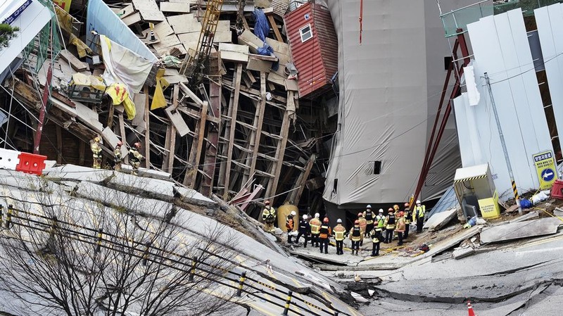 Kondisi suasana runtuhnya lokasi pembangunan rel bawah tanah di Gwangmyeong, Korea Selatan, 11 April 2025.  (South Korea Gyeonggi-do Fire Services via AP)