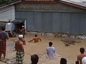 Tanggul Sungai Jebol Banjiri Permukiman Warga Warga Palengaan Pamekasan