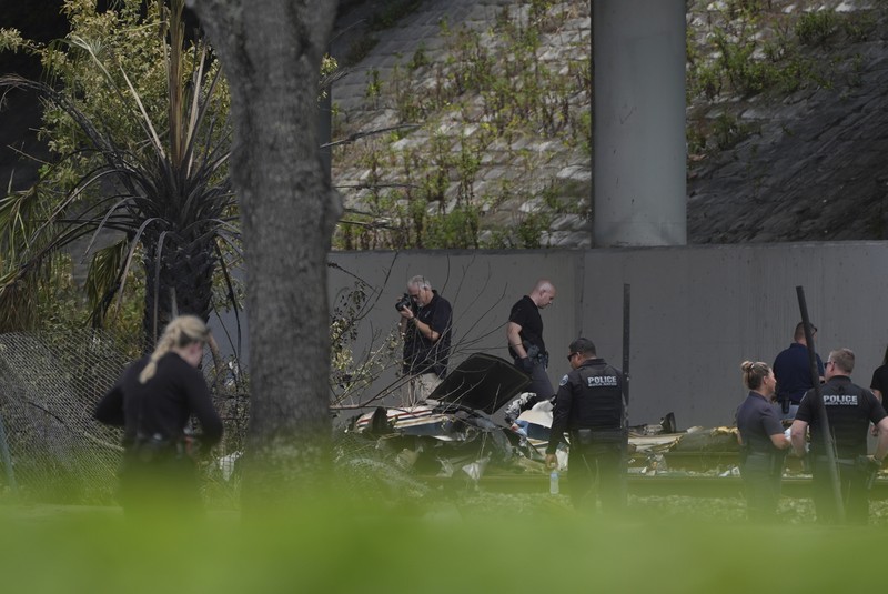 Florida-Plane-Crash Tiga orang tewas dan satu orang terluka ketika sebuah pesawat kecil jatuh Jumat pagi di Florida Selatan dekat jalan raya antarnegara bagian utama, April 11, 2025. (AP/Mike Stocker