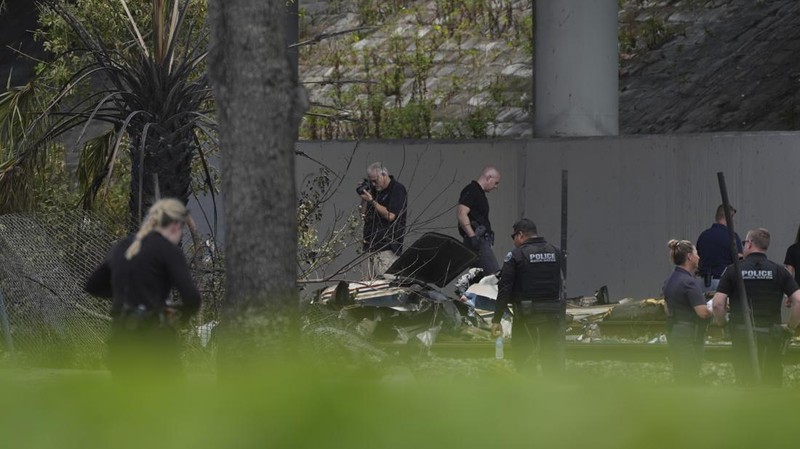 Tiga orang tewas dan satu orang terluka ketika sebuah pesawat kecil jatuh Jumat pagi di Florida Selatan dekat jalan raya antarnegara bagian utama, April 11, 2025. (AP/Mike Stocker
