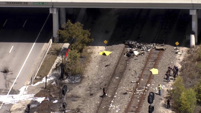 Florida-Plane-Crash Tiga orang tewas dan satu orang terluka ketika sebuah pesawat kecil jatuh Jumat pagi di Florida Selatan dekat jalan raya antarnegara bagian utama, April 11, 2025. (AP/Mike Stocker