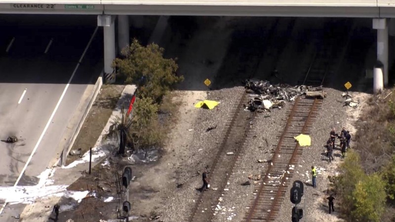 Tiga orang tewas dan satu orang terluka ketika sebuah pesawat kecil jatuh Jumat pagi di Florida Selatan dekat jalan raya antarnegara bagian utama, April 11, 2025. (AP/Mike Stocker