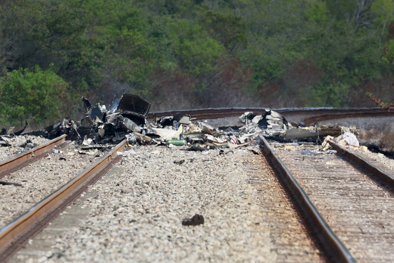 Florida-Plane-Crash Tiga orang tewas dan satu orang terluka ketika sebuah pesawat kecil jatuh Jumat pagi di Florida Selatan dekat jalan raya antarnegara bagian utama, April 11, 2025. (AP/Mike Stocker