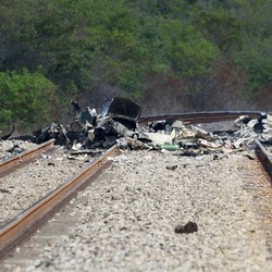 Lagi, Kecelakaan Pesawat Terjadi! 3 Orang Tewas-Mobil Terdorong ke Rel