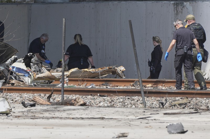 Florida-Plane-Crash Tiga orang tewas dan satu orang terluka ketika sebuah pesawat kecil jatuh Jumat pagi di Florida Selatan dekat jalan raya antarnegara bagian utama, April 11, 2025. (AP/Mike Stocker