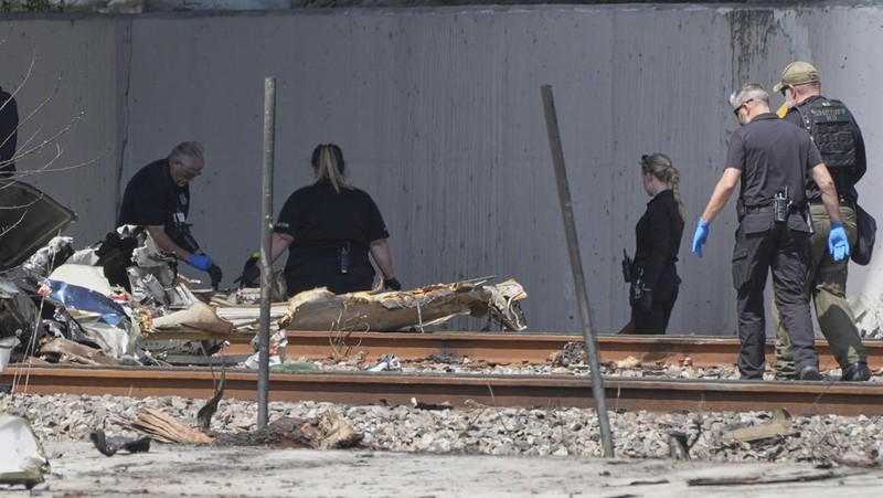 Tiga orang tewas dan satu orang terluka ketika sebuah pesawat kecil jatuh Jumat pagi di Florida Selatan dekat jalan raya antarnegara bagian utama, April 11, 2025. (AP/Mike Stocker