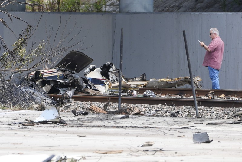 Florida-Plane-Crash Tiga orang tewas dan satu orang terluka ketika sebuah pesawat kecil jatuh Jumat pagi di Florida Selatan dekat jalan raya antarnegara bagian utama, April 11, 2025. (AP/Mike Stocker