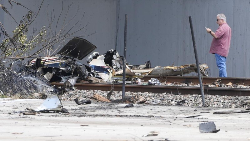 Tiga orang tewas dan satu orang terluka ketika sebuah pesawat kecil jatuh Jumat pagi di Florida Selatan dekat jalan raya antarnegara bagian utama, April 11, 2025. (AP/Mike Stocker