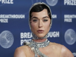 Intip Persiapan Katy Perry Pergi ke Luar Angkasa Bersama Tunangan Jeff Bezos