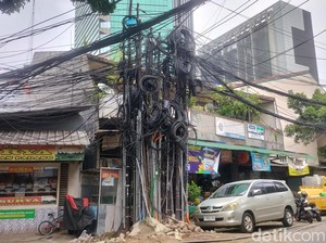 Banyak Kabel Semrawut di Kuningan Jaksel, Warga Sampai Ngeri