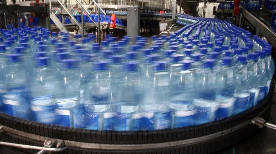 ilustrasi Botol AMDK (AP Photo/Markus Schreiber)