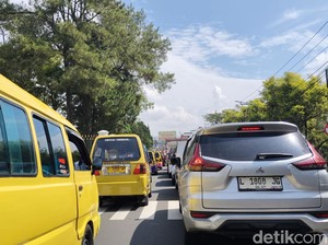 Setelah Libur Usai, Angkot Ngetem Kembali Bikin Macet Jalur Puncak Cianjur
