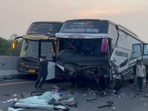 Bus Rombongan Bonek Kecelakaan di Tol Arah ke Jakarta, Kondisi Ringsek