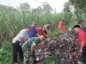 Polisi Buru Pembuang Sampah yang Tutup Akses Warga di Singosari Malang