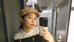 Foto: Prilly Latuconsina Cosplay Mirip Anne Hathaway di Devil Wears Prada