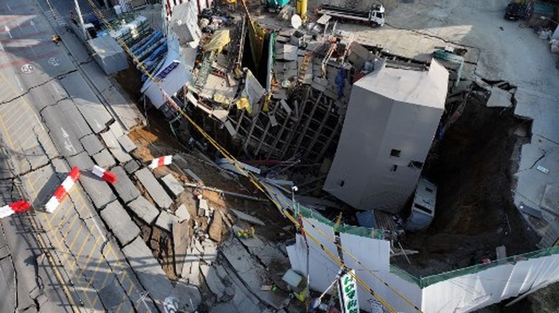South Korea Subway Collapses Kondisi suasana runtuhnya lokasi pembangunan rel bawah tanah di Gwangmyeong, Korea Selatan, 11 April 2025. (South Korea Gyeonggi-do Fire Services via AP)