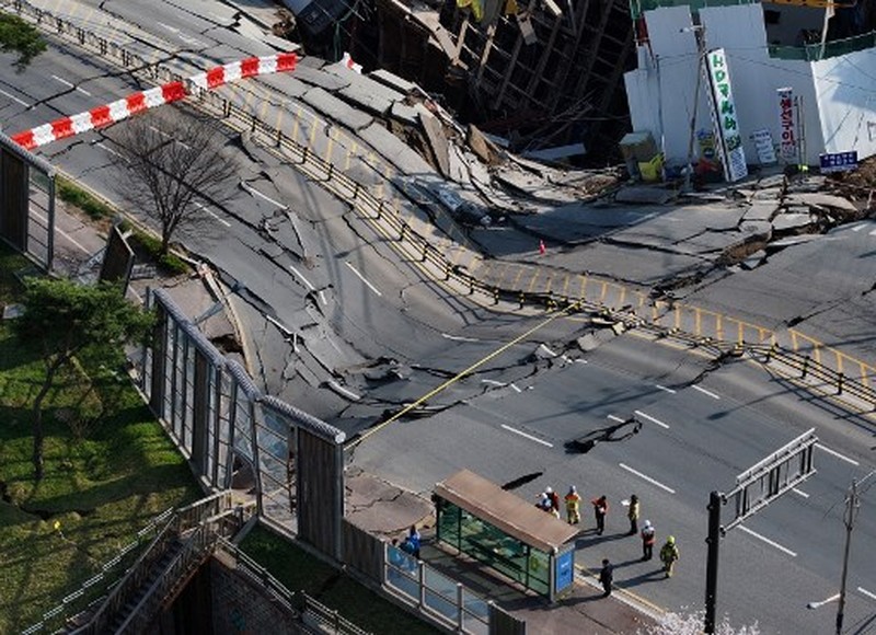 South Korea Subway Collapses Kondisi suasana runtuhnya lokasi pembangunan rel bawah tanah di Gwangmyeong, Korea Selatan, 11 April 2025. (South Korea Gyeonggi-do Fire Services via AP)