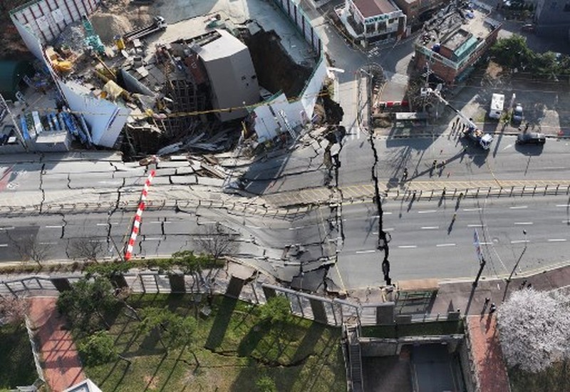 South Korea Subway Collapses Kondisi suasana runtuhnya lokasi pembangunan rel bawah tanah di Gwangmyeong, Korea Selatan, 11 April 2025. (South Korea Gyeonggi-do Fire Services via AP)