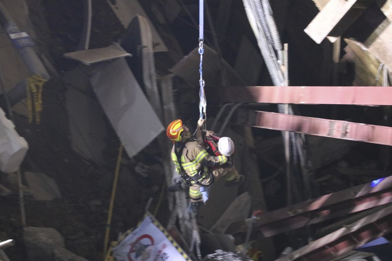South Korea Subway Collapses Kondisi suasana runtuhnya lokasi pembangunan rel bawah tanah di Gwangmyeong, Korea Selatan, 11 April 2025. (South Korea Gyeonggi-do Fire Services via AP)