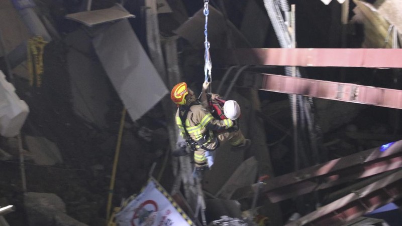 Kondisi suasana runtuhnya lokasi pembangunan rel bawah tanah di Gwangmyeong, Korea Selatan, 11 April 2025.  (South Korea Gyeonggi-do Fire Services via AP)
