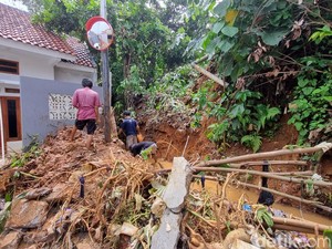 Cerita Fitri Berjuang Tahan Terjangan Banjir Usai Tembok Batas Tebing Roboh