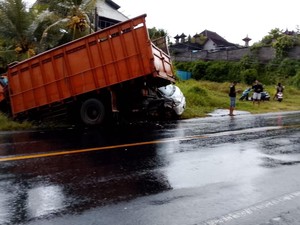 Truk Hantam Pikap hingga Masuk Gorong-gorong di Jalan Denpasar-Gilimanuk