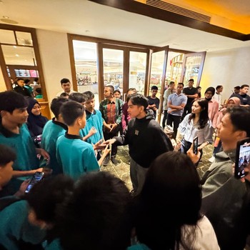Momen Gibran Ajak Ratusan Anak Yatim Nonton Film Jumbo di Bioskop
