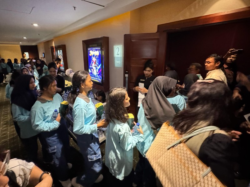 Wapres Ajak Anak Yatim Saksikan Film Jumbo, Tanamkan Nilai Percaya Diri dan Persahabatan. (Biro SetWapres RI) Wapres Ajak Anak Yatim Saksikan Film Jumbo, Tanamkan Nilai Percaya Diri dan Persahabatan. (Biro SetWapres RI)