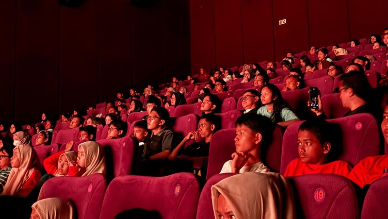 Wapres Ajak Anak Yatim Saksikan Film Jumbo, Tanamkan Nilai Percaya Diri dan Persahabatan. (Biro SetWapres RI)