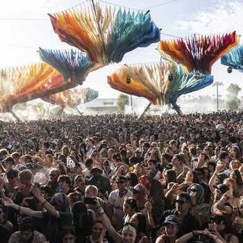 Aksi Panggung ENHYPEN - Green Day di Festival Musik Coachella 2025