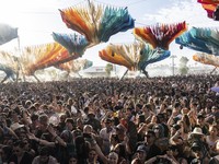 Aksi Panggung ENHYPEN - Green Day di Festival Musik Coachella 2025