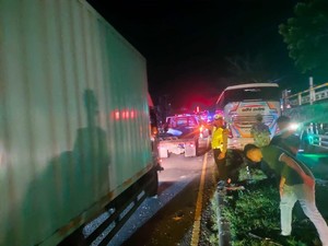 Kecelakaan Bus Vs Truk di Jalan Poros Barru-Parepare, 2 Orang Dilarikan ke RS