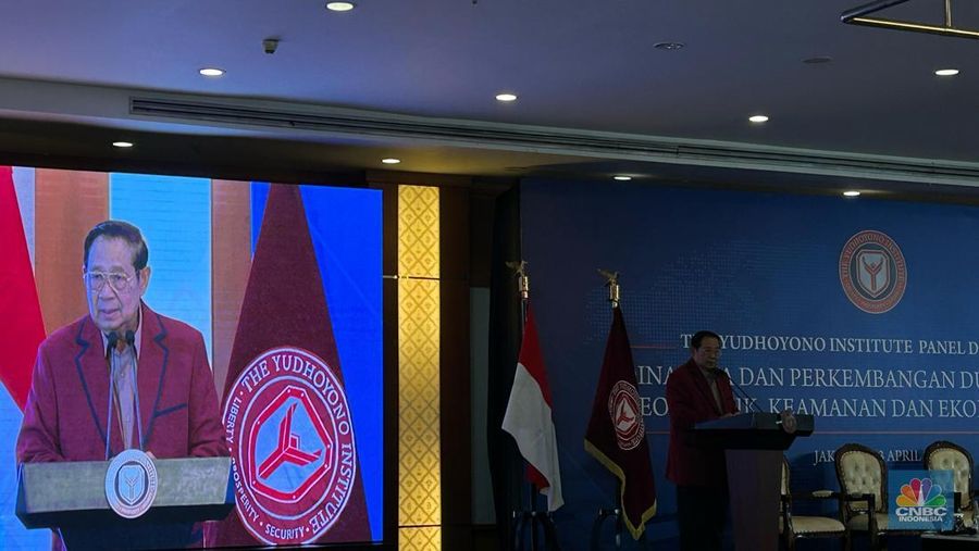 Chairman The Yudhoyono Institute, Susilo Bambang Yudhoyono saat memberikan sambutan penutup dalam panel diskusi The Yudhoyono Institute dengan tema Dinamika dan Perkembangan Dunia Terkini: Geopolitik, Keamanan dan Ekonomi Global di Hotel Sahid, Jakarta, Minggu (13/4/2025). (CNBC Indonesia/Martyasari)