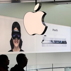 Apple Kena Serang Kanan-Kiri, Kiamat iPhone Sudah Dekat?