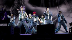 Gaya ENHYPEN Berbalut Jaket Denim Prada, Tampil Memukau di Coachella 2025