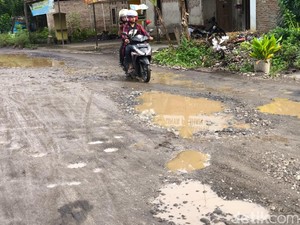 Kesal Warga gegara Jalan di Argasunya Cirebon Berlubang